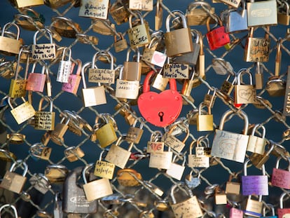 Candados del amor colocados en el puente de Arts de París (Francia).