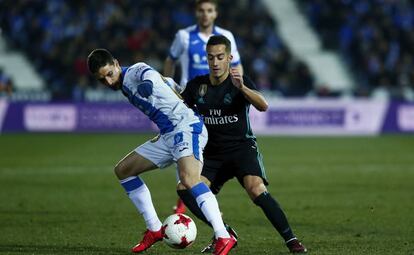 Lucas Vazquez y Omar Ramos durante el partido.