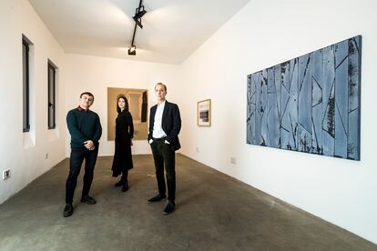 De izquierda a derecha, Jordi Rigol, Luisa Fraile y el pintor Adrián Navarro, responsables de Atlas, el proyecto con el que quieren examinar la situación de la pintura española, en su local en el centro de Madrid.
