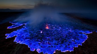 En algunas ocasiones, en el Dallol, el sulfuro entra en combustión y se crea una llama azul visible por la noche.