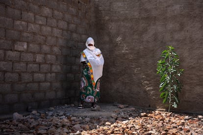  Azmera, de 32 años, cuenta que su vida cambió para siempre el 1 de junio de 2021. Dos patrullas eritreas llegaron a su casa, ejecutaron a sus dos hermanos, la tomaron por la fuerza y la secuestraron, junto a otra mujer, Maeza, en una base militar a las afueras de la ciudad de Adua, cerca de la frontera con Eritrea. En una casa a medio construir, fue violada por cuatro soldados. Maeza fue agredida, asegura, por muchos más, y posteriormente, ejecutada. Según Azmera, fue obligada a cavar una tumba y enterrar a su amiga. A los 10 días de cautiverio, tras pagar una fianza, obtuvo la libertad. Al regresar a su hogar y contarle a su marido lo sucedido, el hombre le pidió el divorcio.