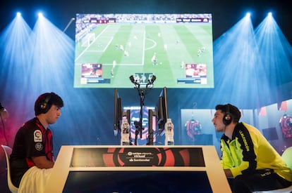 Una partida de la Virtual LaLiga eSports Santander, la competición de FIFA 19.