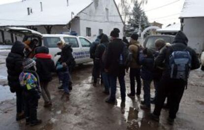 Un grupo de kosovares interceptados cuando trataban de cruzar a Hungría por la ciudad serbia de Subotica, el 9 de febrero.