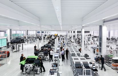 Línea de montaje del McLaren Production Centre, la fusión moderna entre las tecnologías más avanzadas y el ensamblaje artesanal por especialistas.