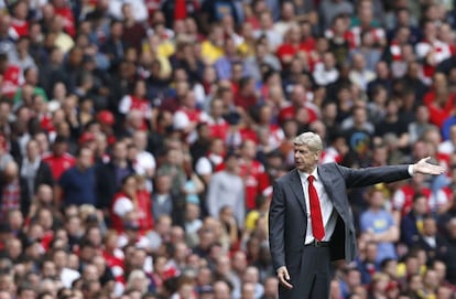 Arsène Wenger da instrucciones durante el partido contra el Stoke.