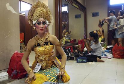 Un grupo de bailarinas se prepara para una competición de danza tradicional en Bali (Indonesia).