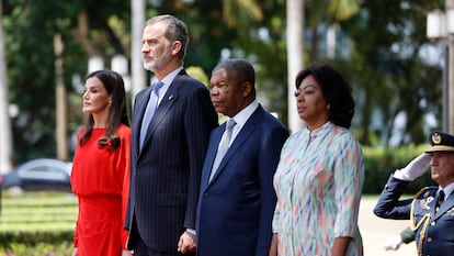 De izquierda a derecha, la reina Letizia, Felipe VI, el presidente de Angola, João Lourenço, y la primera dama, Ana Dias, en el palacio presidencial de Luanda (Angola) este miércoles.