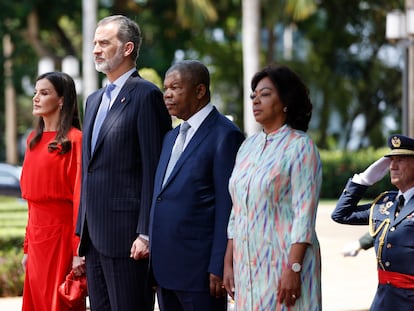 De izquierda a derecha, la reina Letizia, Felipe VI, el presidente de Angola, João Lourenço, y la primera dama, Ana Dias, en el palacio presidencial de Luanda (Angola) este miércoles.