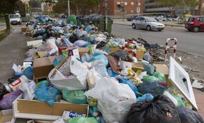 El conflicto laboral por el despido del 30% de la plantilla de Urbaser, concesionaria del servicio de limpieza, parece no arreglarse. Y mientras tanto, las ratas se adueñan de calles como esta, donde la acera ha sido tomado literalmente por la basura.