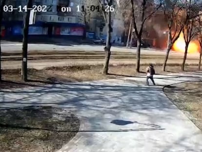 El momento del impacto de un cohete contra un punto de la ciudad de Kurenivka, Ucrania, este lunes.