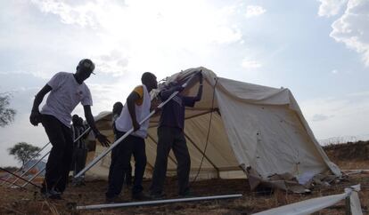 Miembros de MSF levantan una tienda para atender a los pacientes tras la destrucción de su hospital en Pibor.