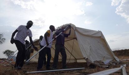 Miembros de MSF levantan una tienda para atender a los pacientes tras la destruccin de su hospital en Pibor.