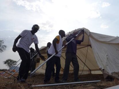 Miembros de MSF levantan una tienda para atender a los pacientes tras la destrucción de su hospital en Pibor.