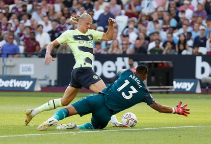 Erling Haaland controla el balón ante Areola, que le hace penalti.