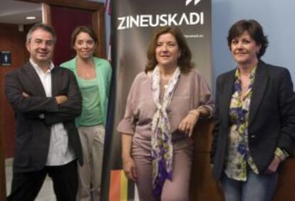 El director de Promoción de la Cultura, Mikerl Terol, ayer junto a las responsables de Zineuskadi, Verónica Sánchez, las salas SADE, Koro Odriozola, y Zinema Euskaraz, Gurutze Peñalba.