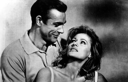 Sean Connery y Ursula Andress, durante el rodaje de la película 'James Bond contra el Dr. No' del director Terence Young. Este fillme, de 1962, fue el primero de la saga.