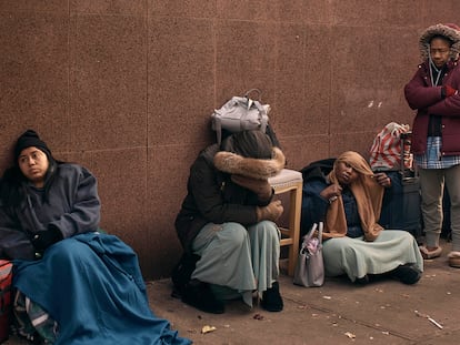 Migrantes hacen fila afuera de un refugio en Nueva York, en 2023.