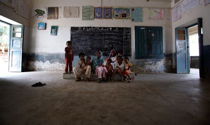 Una familia permanece refugiada en un colegio cerca del rio Sindh, después de haber perdido su casa durante las fuertes lluvias.