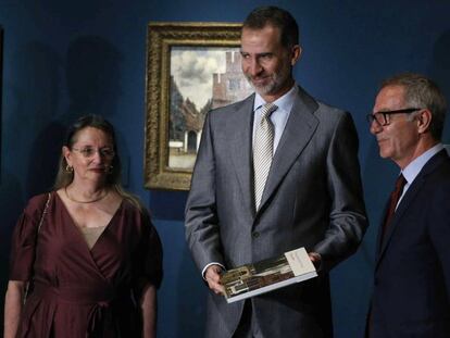 El Rey, ayer con el ministro de Cultura, José Guirao, y la vicepresidenta del Patronato del Museo del Prado, Amelia Válcarcel, en la inauguración de la exposición de Velázquez, Rembrandt y Vermeer.