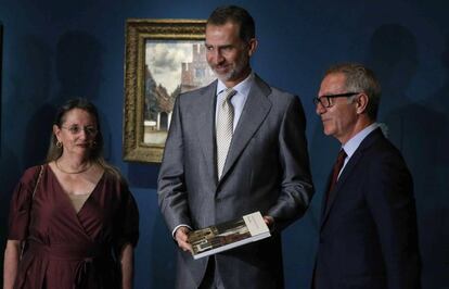 El Rey, ayer con el ministro de Cultura, José Guirao, y la vicepresidenta del Patronato del Museo del Prado, Amelia Válcarcel, en la inauguración de la exposición de Velázquez, Rembrandt y Vermeer.