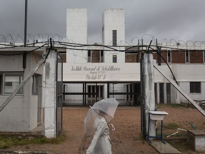 Una mujer camina frente a la cárcel de Santiago Vázquez, en Motevideo (Uruguay), en marzo de 2021.
