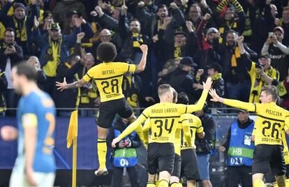 El centrocampista del Borussia, Axel Witsel, celebra su gol anotado al Atlético junto a sus compañeros.