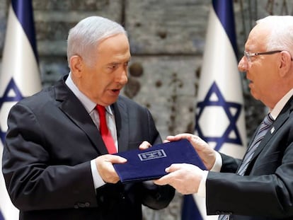El presdente de Israel, Reuven Rivlin, encarga formar gobierno a Netanyahu, el miércoles en Jerusalén.