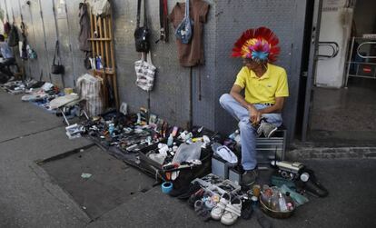 Um vendedor informal numa rua de Caracas.