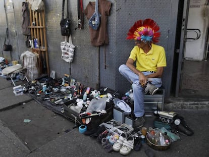 Um vendedor informal numa rua de Caracas.