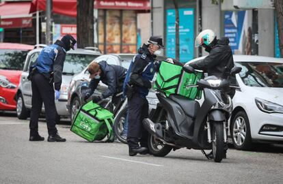 Agentes de la Policía Municipal de Madrid realizan un control en la calle Bravo Murillo, este martes.