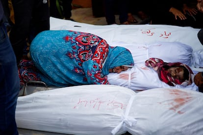 Una familiar de Baraka y Abu Reda llora cerca de sus cuerpos en un hospital, tras los ataques israelíes, este lunes en Jan Yunis. 