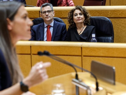 Miriam Nogueras, de Junts, interviene con Félix Bolaños y María Jesús Montero de fondo.