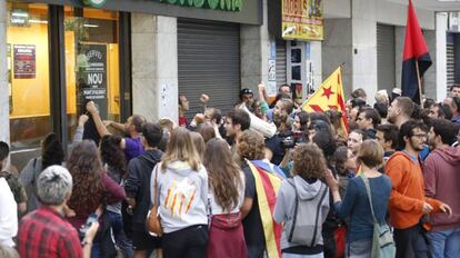 Manifestantes obligan a cerrar un establecimiento comercial en Terrassa (Barcelona).