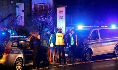 Agentes de policía a las puertas del local incendiado en Koszalin (Polonia) donde ha muerto un grupo de adolescentes.