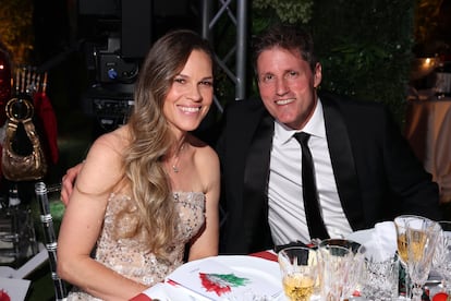 Hilary Swank y Philip Schneider en un evento en Italia en julio de 2025.