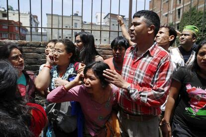 Nepalesos corren per buscar un espai obert durant un nou sisme de 7,3 a Sankhu, als afores de Katmandú (Nepal), el 12 de maig del 2015.