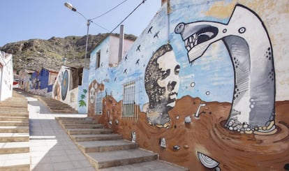 Una calle de Orihuela (Alicante) decorada con un mural en homenaje al poeta Miguel Hernández.