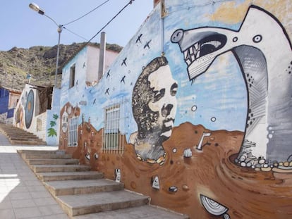 Una calle de Orihuela (Alicante) decorada con un mural en homenaje al poeta Miguel Hernández.