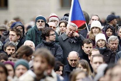 En el exterior del castillo de Praga, miles de personas se han reunido para seguir la misa por el expresidente. Durante toda la noche, los checos han hecho cola para dar su último adiós al dramaturgo, líder de la 'revolución de terciopelo' contra el comunismo y presidente del país de 1989 a 2003.