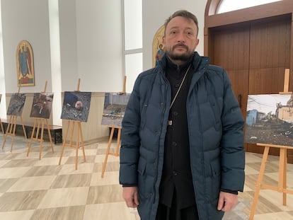 El sacerdote ortodoxo Andrii Halavin, en la iglesia de San Andrs de Bucha, un da antes de Nochebuena.