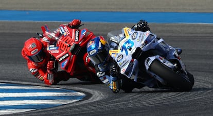 Alex Márquez y Marc Márquez, en acción durante la carrera de MotoGP del GP de Tailandia.