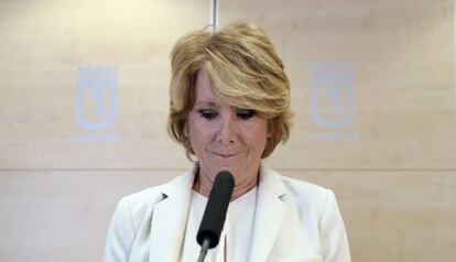 Todos los periódicos recogen la noticia de la dimisión de Esperanza Aguirre como pago político por su falta de vigilancia a los corruptos de su equipo. Hasta aquí todo correcto, pero no es menos cierto que pese a estar rodeada de corruptos y mangantes durante años , y aunque resulte ciertamente inverosímil, nadie puede afirmar -sin temor a equivocarse- que Esperanza Aguirre tenga intereses comunes con esos personajes. Y yo me aferro a esta idea y si hoy por hoy la justicia confía en ella, no seré yo quien desconfíe y pierda para siempre la esperanza de poder vivir en un país mejor y más justo.