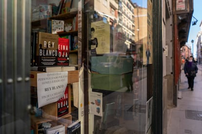 Escaparate de la librería Sin Tarima donde se promocionan las novelas de Gómez-Jurado.