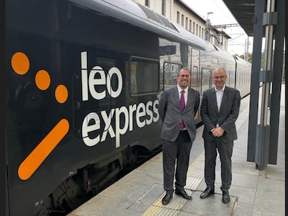 El presidente de Renfe, Raül Blanco (I), y el consejero delegado de Leo Express, Peter Köhler.