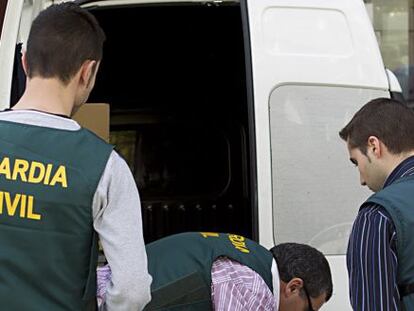 Agentes de la Guardia Civil, durante un registro del caso ERE.