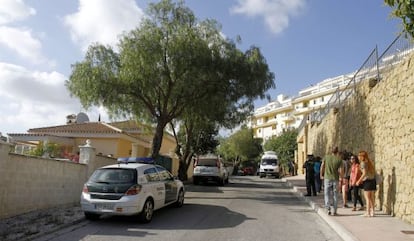 Un veh&iacute;culo de la Guardia Civil a las puertas de la vivienda de Mijas donde han aparecido muertos tres ciudadanos brit&aacute;nicos.