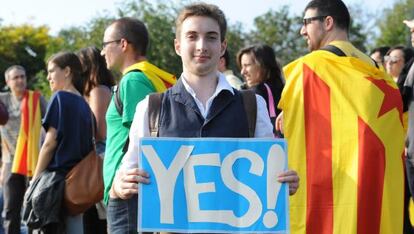 Nacionalistas catalanes residentes en Escocia, en una marcha en Edimburgo por la independencia de Cataluña en agosto de 2013.