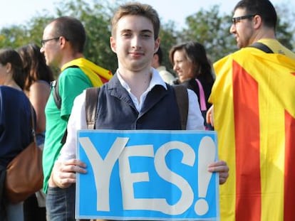 Nacionalistas catalanes residentes en Escocia, en una marcha en Edimburgo por la independencia de Cataluña en agosto de 2013.