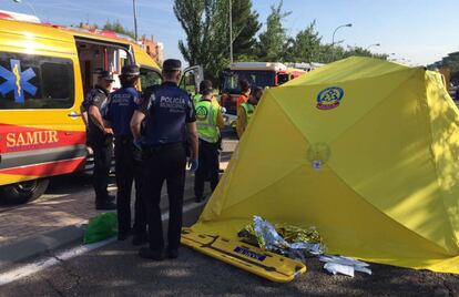 Policías municipales y sanitarios del Samur, junto al hospital de campaña en el que ha sido atendida la mujer atropellada.