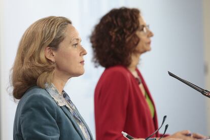 La vicepresidenta de Asuntos Económicos, Nadia Calviño, y la ministra de Hacienda, María Jesús Montero.